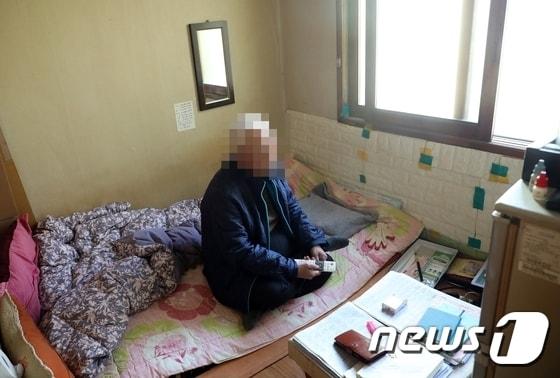 본문 이미지 - 제주시 모 여인숙 단칸방에서 한 독거노인이 TV를 보며 시간을 보내고 있다. 신종 코로나바이러스 감염증(코로나19) 장기화로 국내 노인들이 3달째 가택연금이나 마찬가지인 생활을 하고 있다./뉴스1ⓒ News1ⓒ 뉴스1