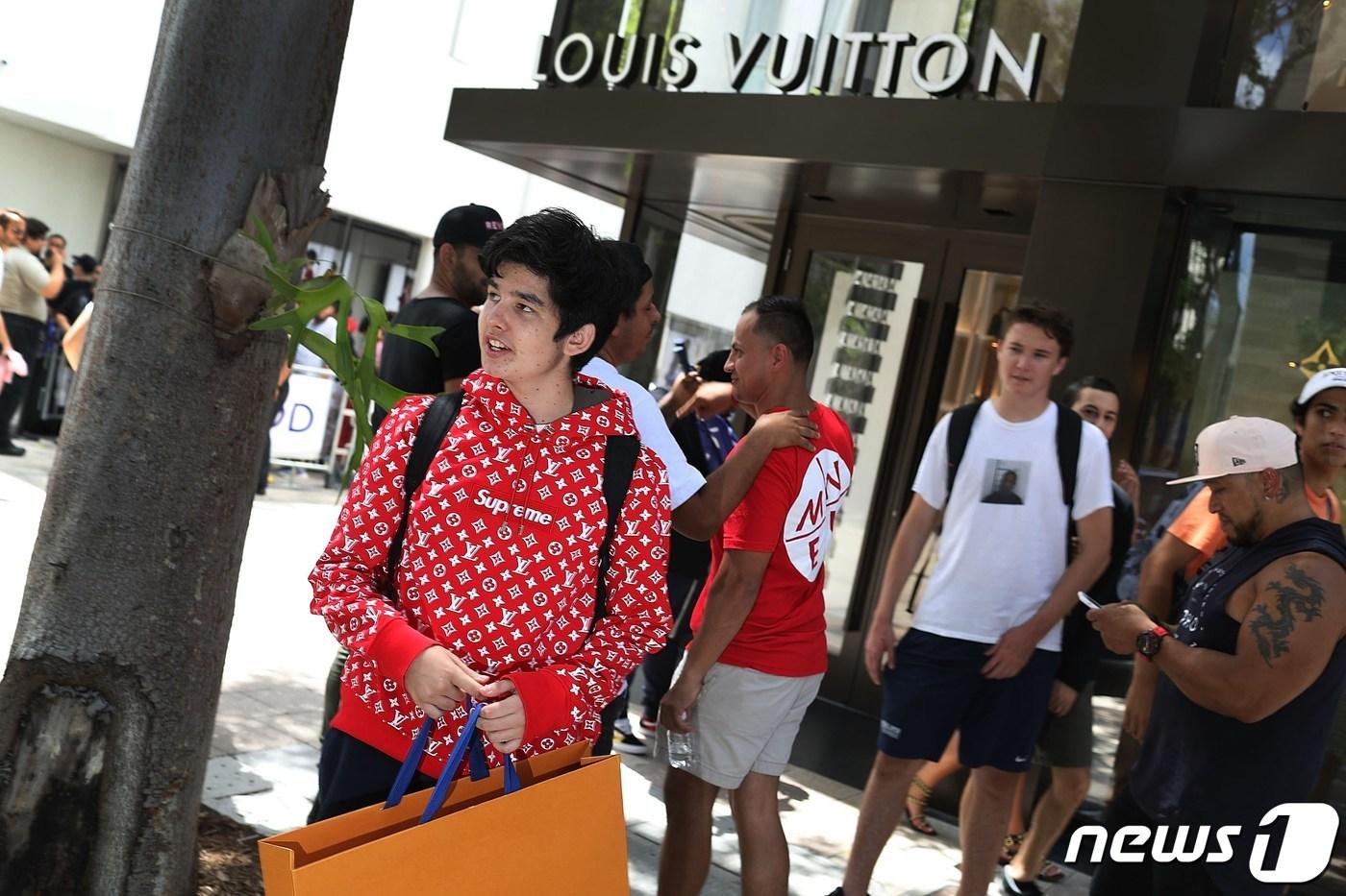 슈프림과 루이비통의 협업 에디션.ⓒ AFP=뉴스1