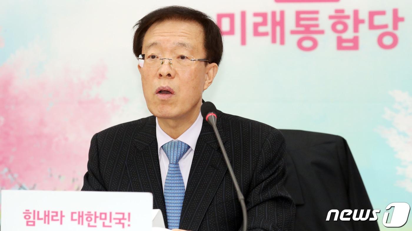 본문 이미지 - 이석연 미래통합당 공천관리위원회 위원장 권한대행이 17일 서울 여의도 국회에서 회의를 마치고 공천 관련 브리핑을 하고 있다. 2020.3.17/뉴스1 ⓒ News1 김명섭 기자