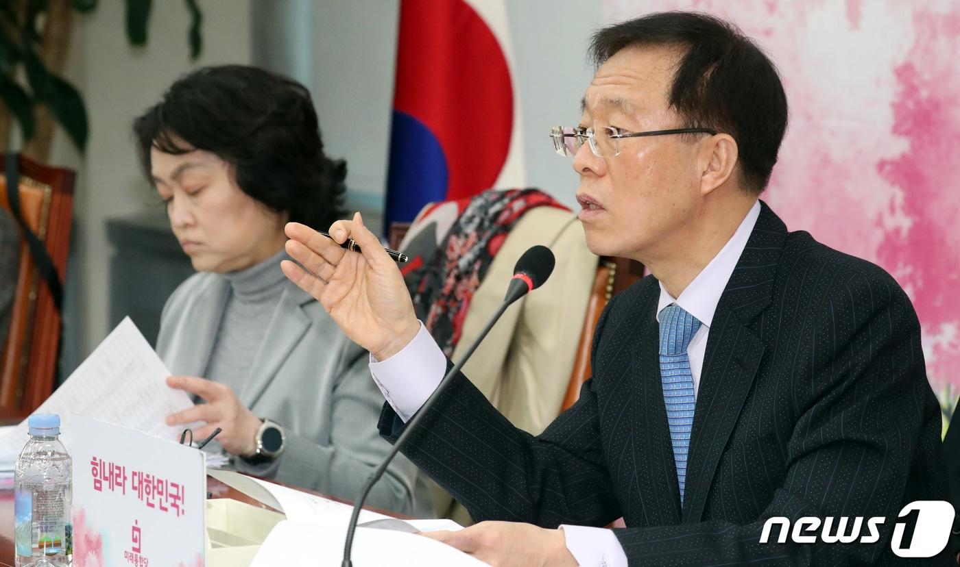 본문 이미지 - 이석연 미래통합당 공천관리위원회 위원장 권한대행이 17일 서울 여의도 국회에서 회의를 마치고 공천 관련 브리핑을 하고 있다. 2020.3.17/뉴스1 ⓒ News1 김명섭 기자