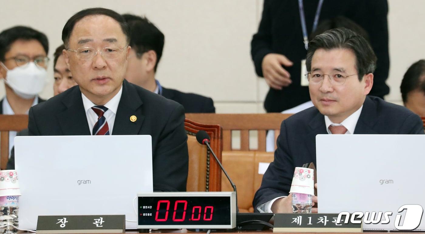 홍남기 경제부총리 겸 기획재정부 장관과 김용범 1차관이 국회에서 열린 기획재정위원회 전체회의에서 참석한 모습. 2020.3.17/뉴스1DB