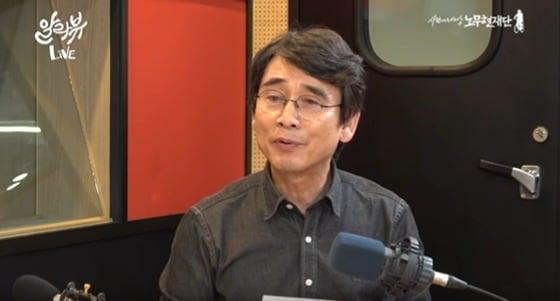본문 이미지 - 유시민 노무현재단 이사장은 3일 방송 인터뷰에서 "윤석열 검찰총장은 문재인 대통령에 대한 존중심이 없다"며 윤 총장을 겨냥한 뒤 "대통령 주변은 다 섞었기에 캐면 다 나온다는 생각에 사로잡혀 있다"고 주장했다.  유튜브 갈무리 ⓒ 뉴스1