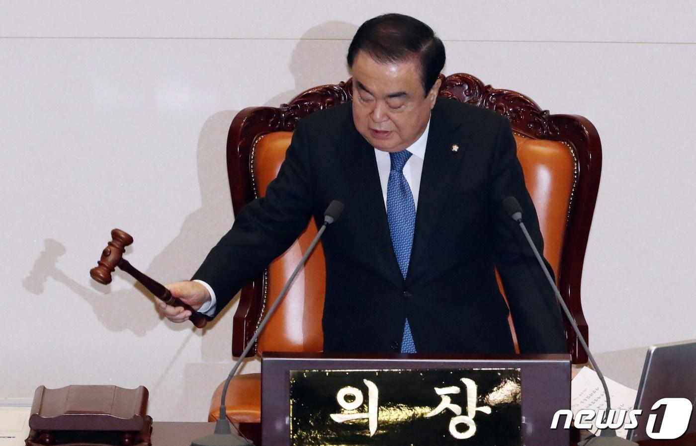 본문 이미지 - 문희상 국회의장이 나서지 않는 의정부갑 등 경기지역 현역의원 9명이 이번 총선 불출마를 선언했다. 사진은 문 의장이 지난 17일 열린 제376회국회(임시회) 제11차 본회의에서 2020년도 제1회 추가경정예산안을 가결하고 있는 모습. 2020.3.17/뉴스1 ⓒ News1 김명섭 기자