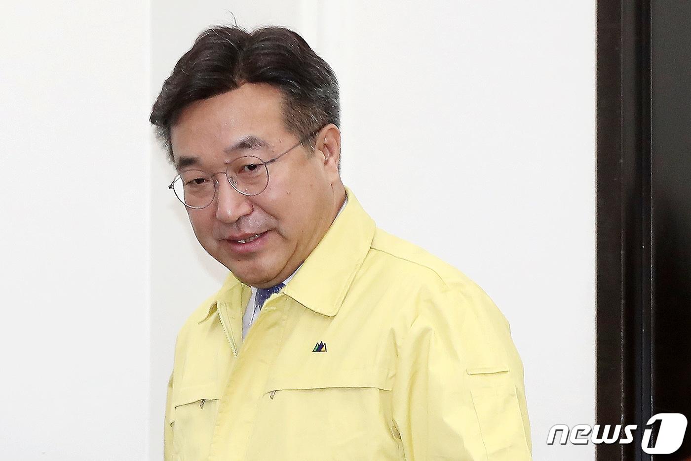 본문 이미지 - 윤호중 더불어민주당 사무총장이 18일 서울 여의도 국회에서 열린 최고위원회의에 참석하고 있다. 2020.3.18/뉴스1 ⓒ News1 민경석 기자