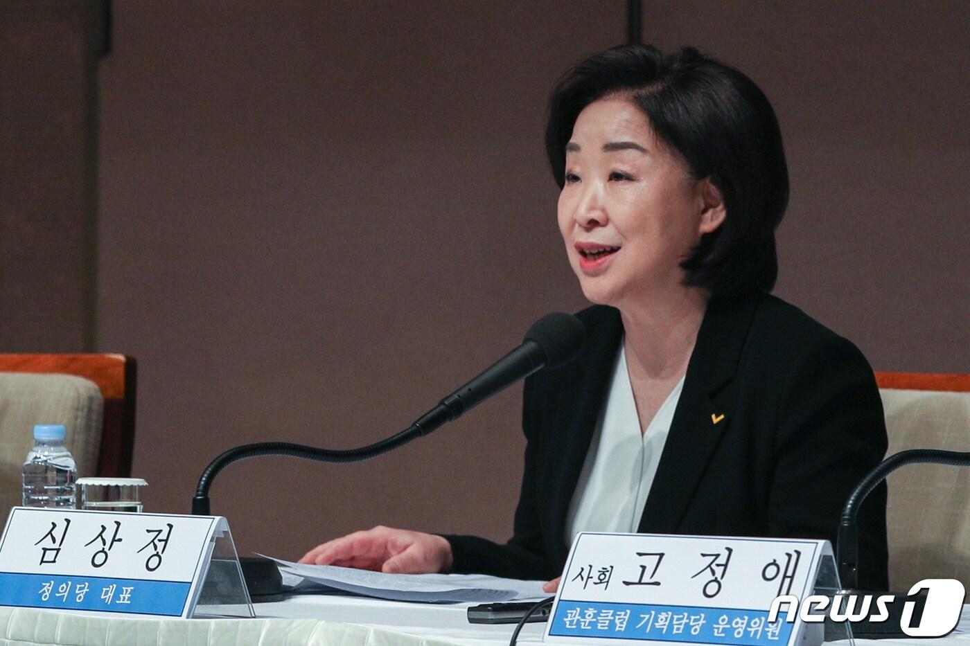 본문 이미지 - 심상정 정의당 대표가 18일 오전 서울 중구 프레스센터에서 열린 관훈 토론회에서 모두발언을 하고 있다. 2020.3.18/뉴스1 ⓒ News1 성동훈 기자