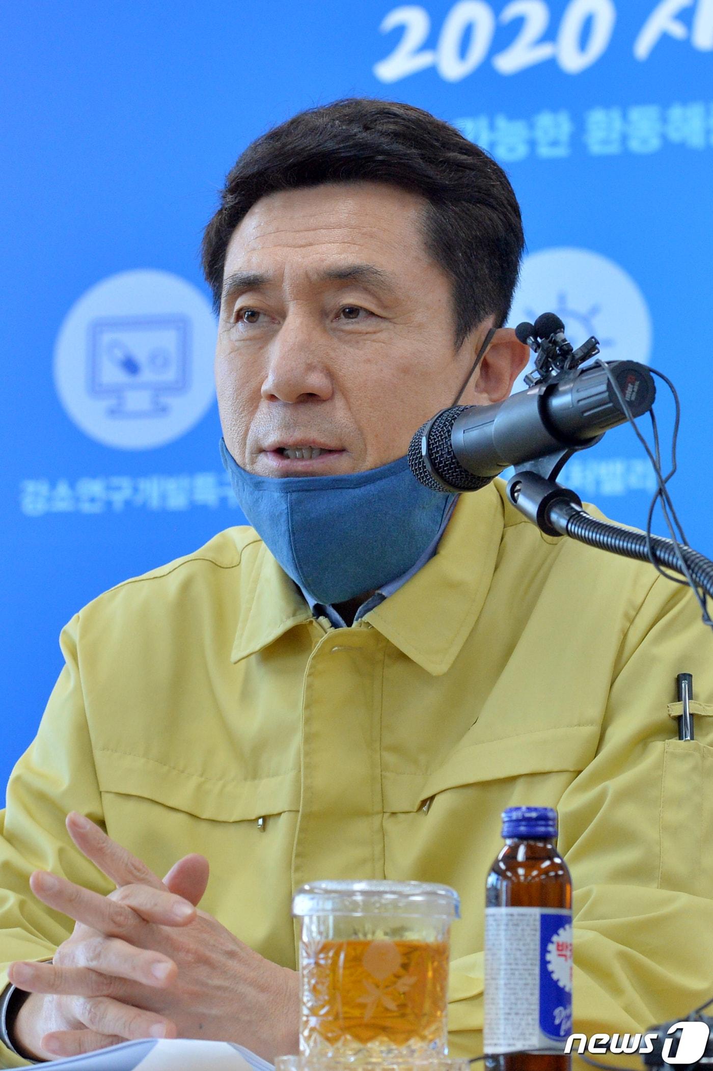 본문 이미지 - 이강덕 경북 포항시장이 18일 시청 브리핑룸에서 시청사 11층 폐쇄에 대한 설명을 하고 있다. 이 시장은 "11층에 근무 중이던 여 직원의 40대 남편이 코로나19 확진 판정에 따라 선제적 조치로 11층 전체를 폐쇄하고 시청사에 근무하는 1400여명의 직원들에 대해서는 3부제 근무로 전환했다. 여직원이 양성 판정을 받을 경우에 대비해 모든 준비를 마쳤다＂고 말했다. 2020.3.18/뉴스1 ⓒ News1 최창호 기자