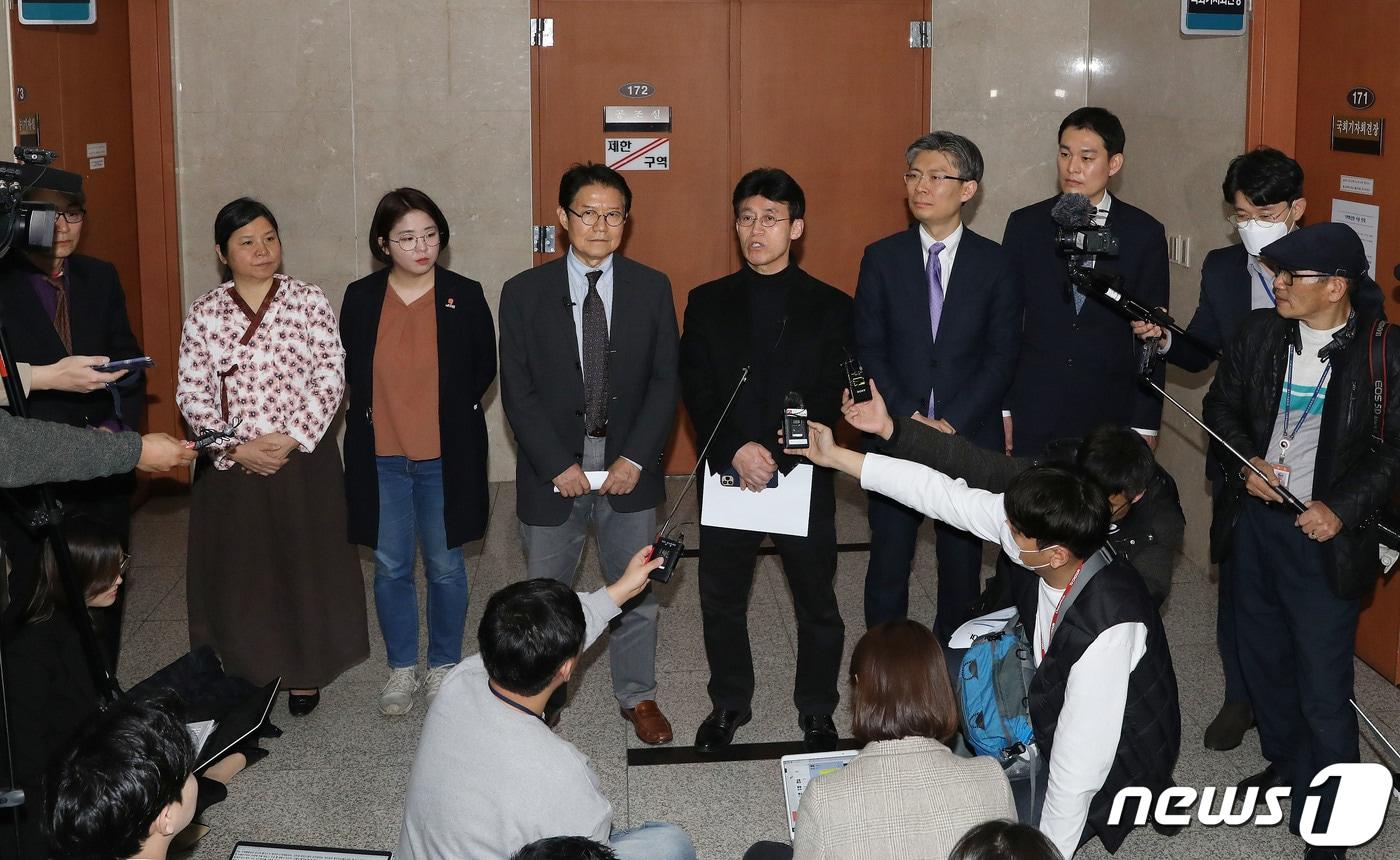 최배근 플랫폼 정당 '시민을 위하여' 창당준비위 공동대표(오른쪽 세번째)가 18일 오후 서울 여의도 국회 정론관에서 비례연합정당 관련 기자회견을 마치고 취재진의 질문에 답하고 있다. 2020.3.18/뉴스1 ⓒ News1 임세영 기자