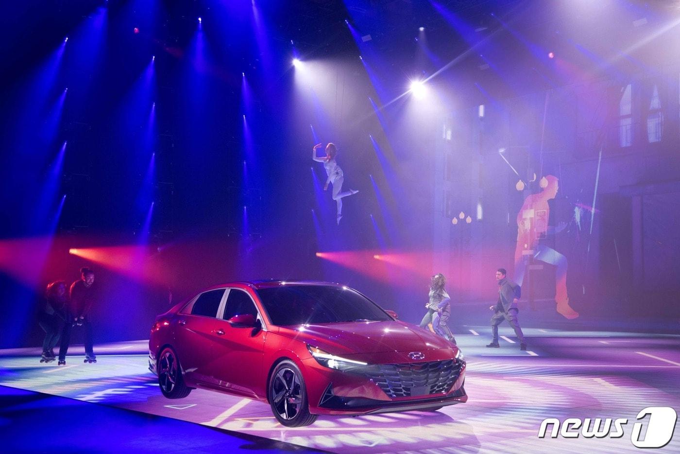 미국 로스앤젤레스 할리우드에서 18일(한국시간) 열린 '올 뉴 아반떼' 월드 프리미어 이벤트에서' 공개된 '올 뉴 엘란트라(올 뉴 아반떼)'(현대차 제공)ⓒ 뉴스1 