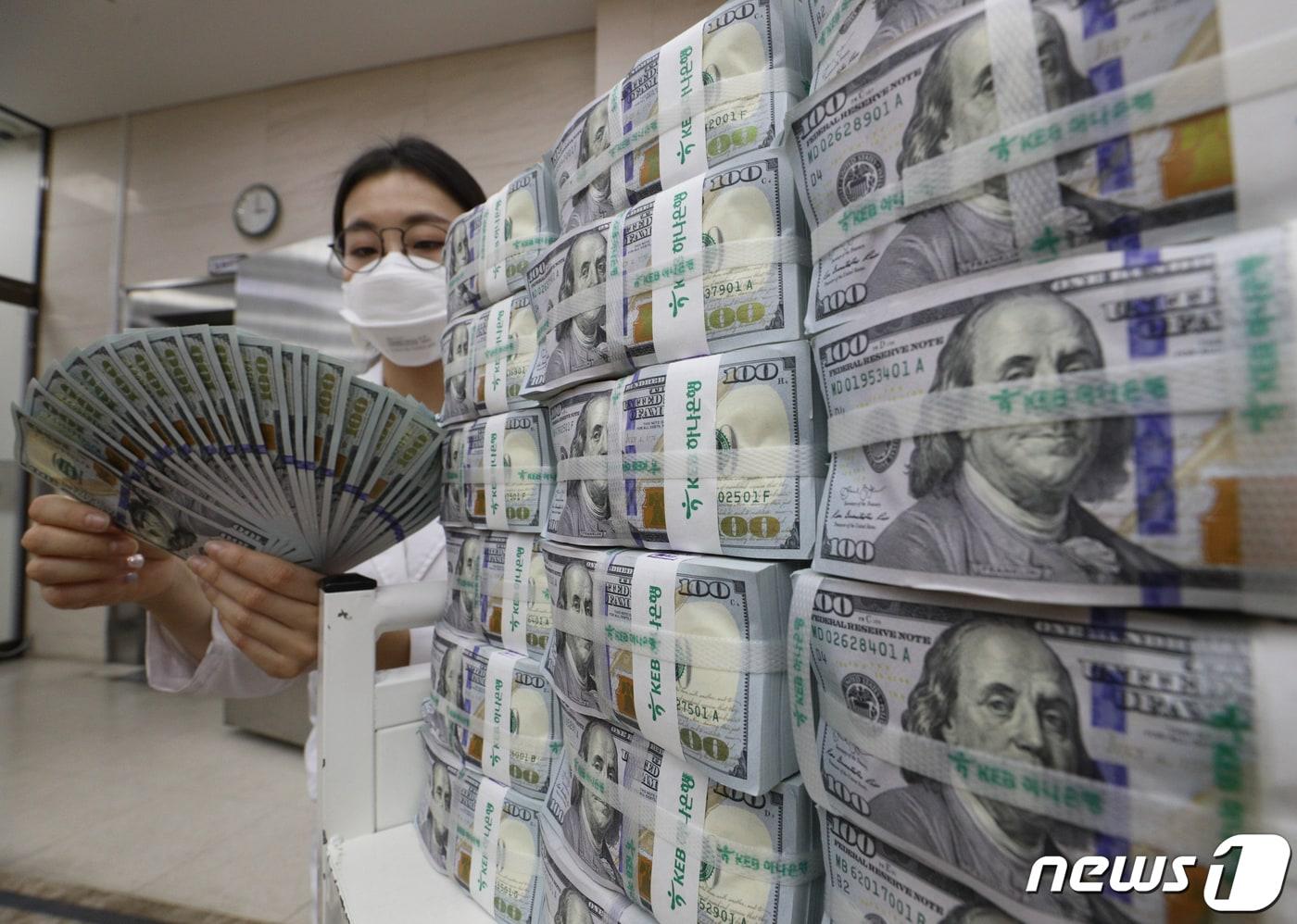 본문 이미지 -  서울 중구 하나은행 위변조대응센터에서 직원이 달러 지폐를 점검하고 있다. 2020.3.18/뉴스1 ⓒ News1 신웅수 기자