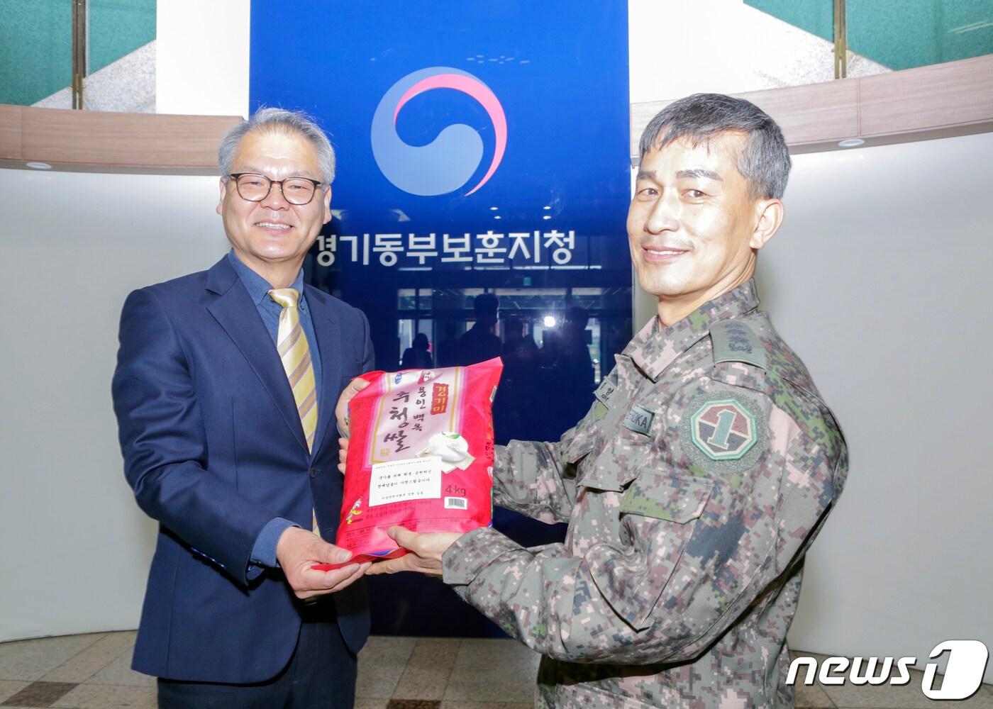 본문 이미지 - 지상작전사령부 인사차장 김영균 대령이 용인 지역 보훈대상자를 위해 준비한 위문품을 경기동부보훈지청 관계자에게 전달하고 있다.(지작사 제공) ⓒ News1 