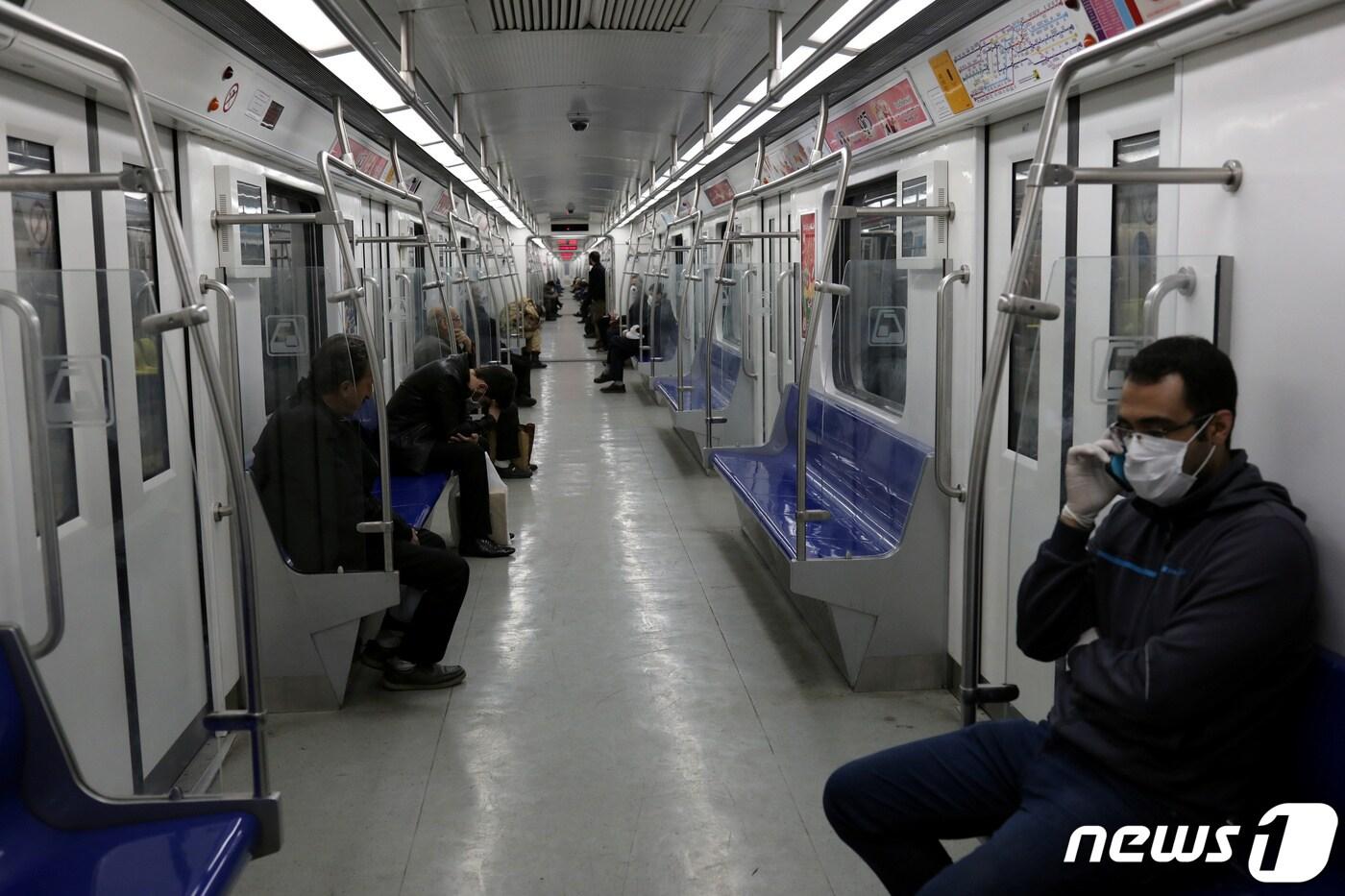 지난 17일 이란 테헤란 지하철 승객들이 마스크를 착용하고 있다. ⓒ 로이터=뉴스1
