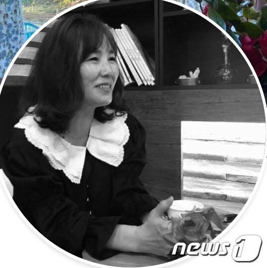 본문 이미지 - 공지영 작가는 국가가 모든 국민을 책임지는 개념의 '재난기본소득'이 아닌 '긴급생호라안정자금' 표현을 사용해야 한다는 주장을 폈다. 기본소득의 경우 필연적으로 세금폭탄이 뒤따르고 이를 시행했다가 성공한 국가가 없다는 점을 들었다. 이와 관련해 조국 전 법무부 장관은 '재난기본소득'지급에 지지하는 태도를 보이고 있다. ⓒ 뉴스1