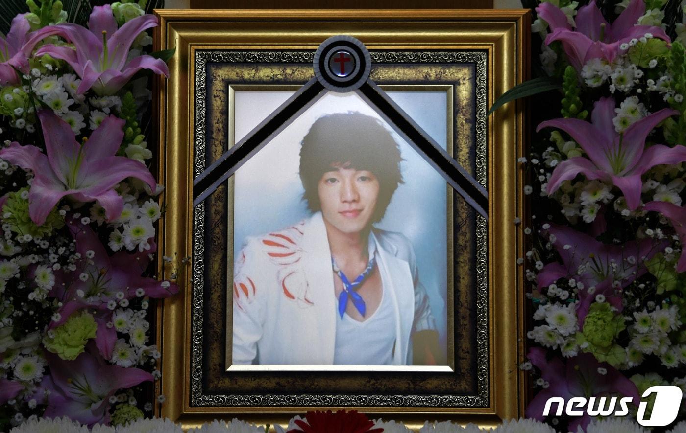 본문 이미지 - 지난 18일 급성패혈증으로 갑작스럽게 세상을 떠난 故 배우 문지윤 씨의 빈소가 서울 노원구 인제대학교 상계백병원 장례식장에 마련됐다. 발인은 오는 20일. 사진=사진공동취재단 ⓒ 뉴스1