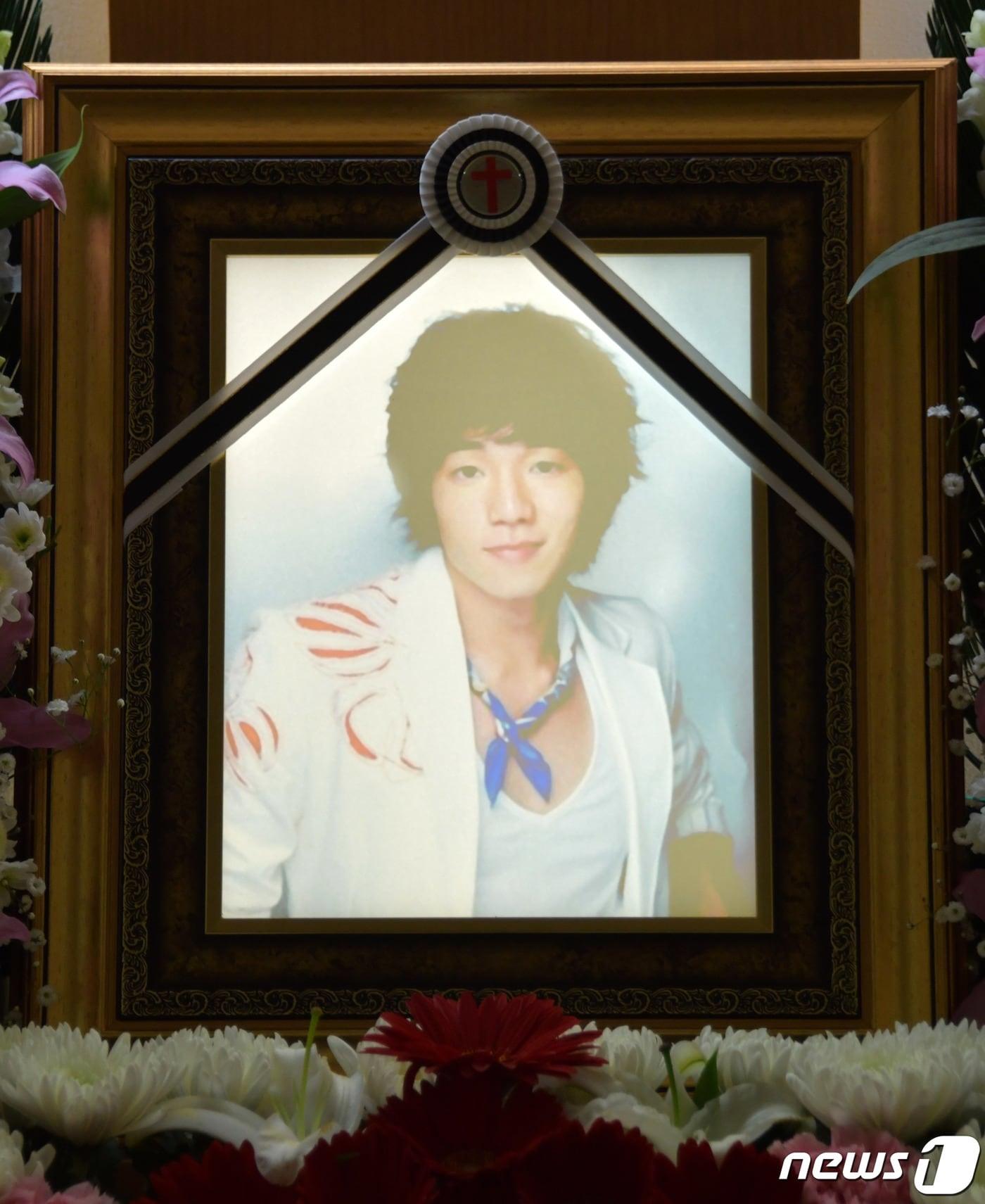 본문 이미지 - 고(故) 배우 문지윤의  영정 ⓒ 뉴스1 사진공동취재단