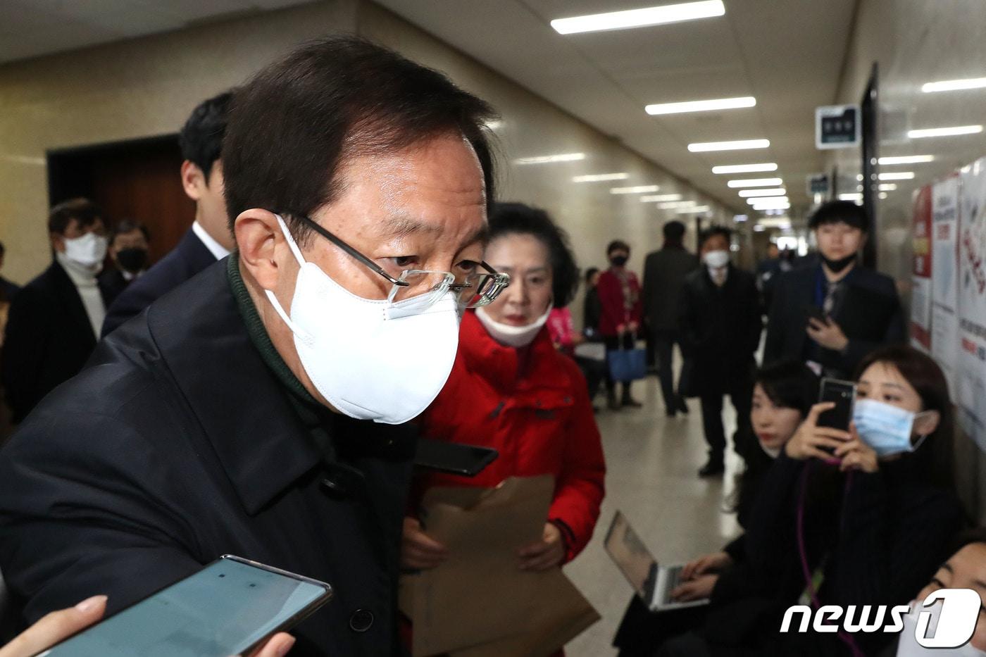 본문 이미지 - 이석연 미래통합당 공천관리위원회 위원장 권한대행이 19일 오후 서울 여의도 국회에서 열린 공천관리위원회 회의에 참석하고 있다. 2020.3.19/뉴스1 ⓒ News1 임세영 기자