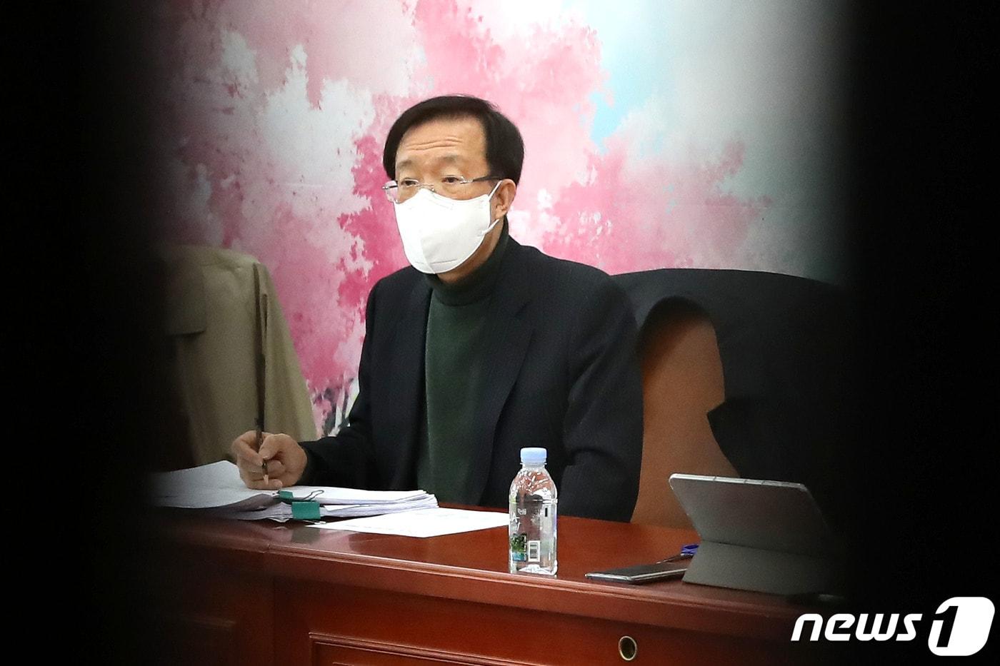 본문 이미지 - 이석연 미래통합당 공천관리위원회 위원장 권한대행이 19일 오후 서울 여의도 국회에서 열린 공천관리위원회 회의에 참석해 자료를 살피고 있다. 2020.3.19/뉴스1 ⓒ News1 임세영 기자