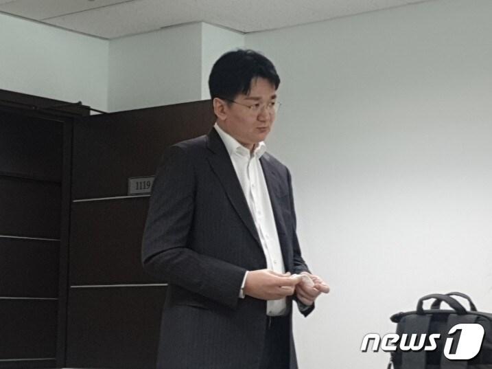 본문 이미지 - 조원태 한국배구연맹 총재가 19일 KOVO 기자실을 찾아 취재진과 이야기를 나누고 있다. ⓒ 뉴스1