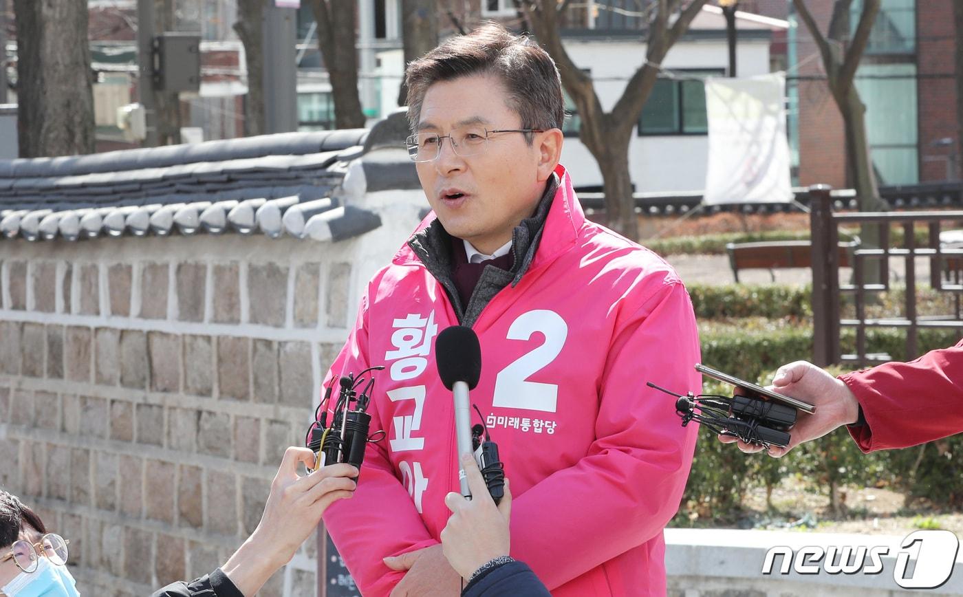 본문 이미지 - 21대 총선 서울 종로에 출마하는 미래통합당 황교안 대표가 19일 오후 서울 종로구 성균관대학교 정문 앞에서 4차 산업특구 공약을 발표하고 있다.  2020.3.19/뉴스1 ⓒ News1 박지혜 기자