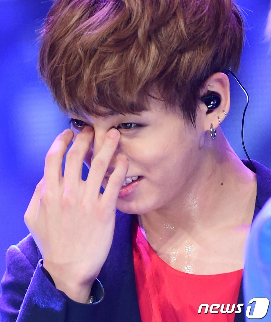 본문 이미지 - '황금막내의 눈물' 방탄소년단 정국이 19일 오후 경기도 고양시 일산동구 장항동 MBC드림센터에서 열린 MBC 뮤직 '쇼 챔피언'(쇼챔)에 출연해 1위를 차지한 뒤 기쁨의 눈물을 흘리고 있다. 2016.10.19/뉴스1 ⓒ News1 권현진 기자