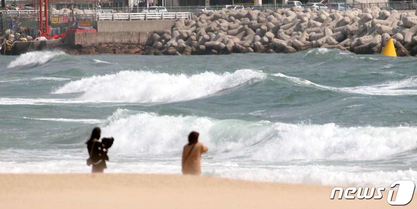 본문 이미지 - 19일 부산 해운대해수욕장에 높은 파도가 강풍과 함께 해안으로 몰아치고 있다. 이날 오전 9시를 기해 부산,울산,대구,경남,경북,제주에 강풍주의보가 발효됐다. 2020.3.19 ⓒ 뉴스1 여주연 기자