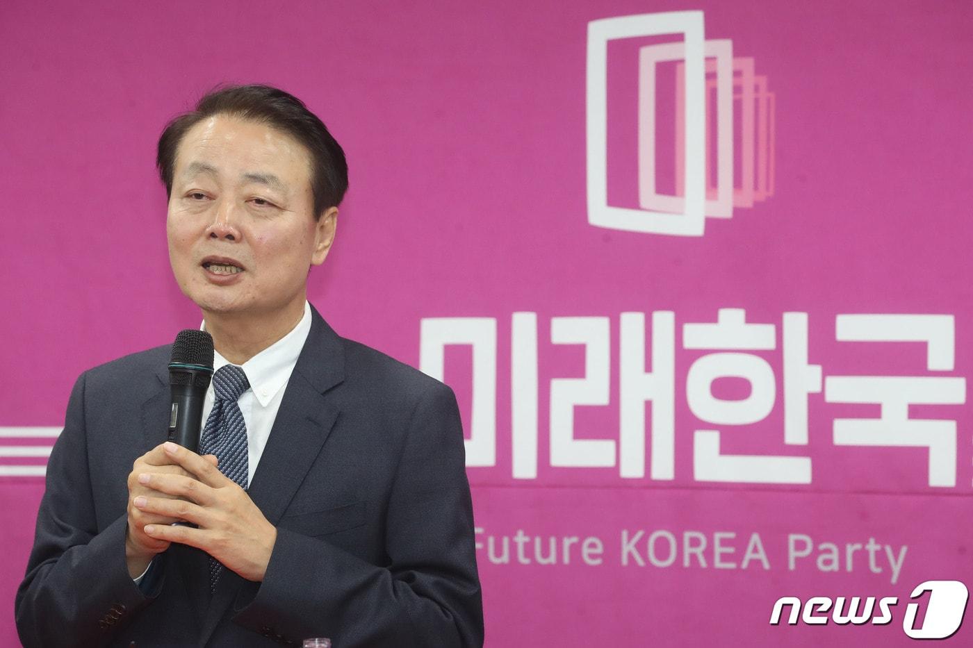 본문 이미지 - 한선교 미래한국당 대표가 19일 오후 서울 영등포구 당사에서 긴급 기자회견을 갖고 발언하고 있다. 2020.03.19/뉴스1 ⓒ News1 임세영 기자