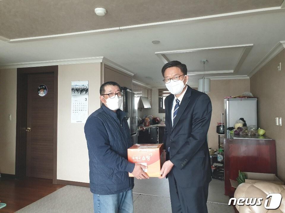 본문 이미지 - 경기남부보훈지청이 '제 5회 서해수호의 날'을 맞아 19일 천안함 폭침으로 전사한 부사관의 유가족을 만나 위문을 실시했다.(경기남부보훈지청 제공)ⓒ 뉴스1