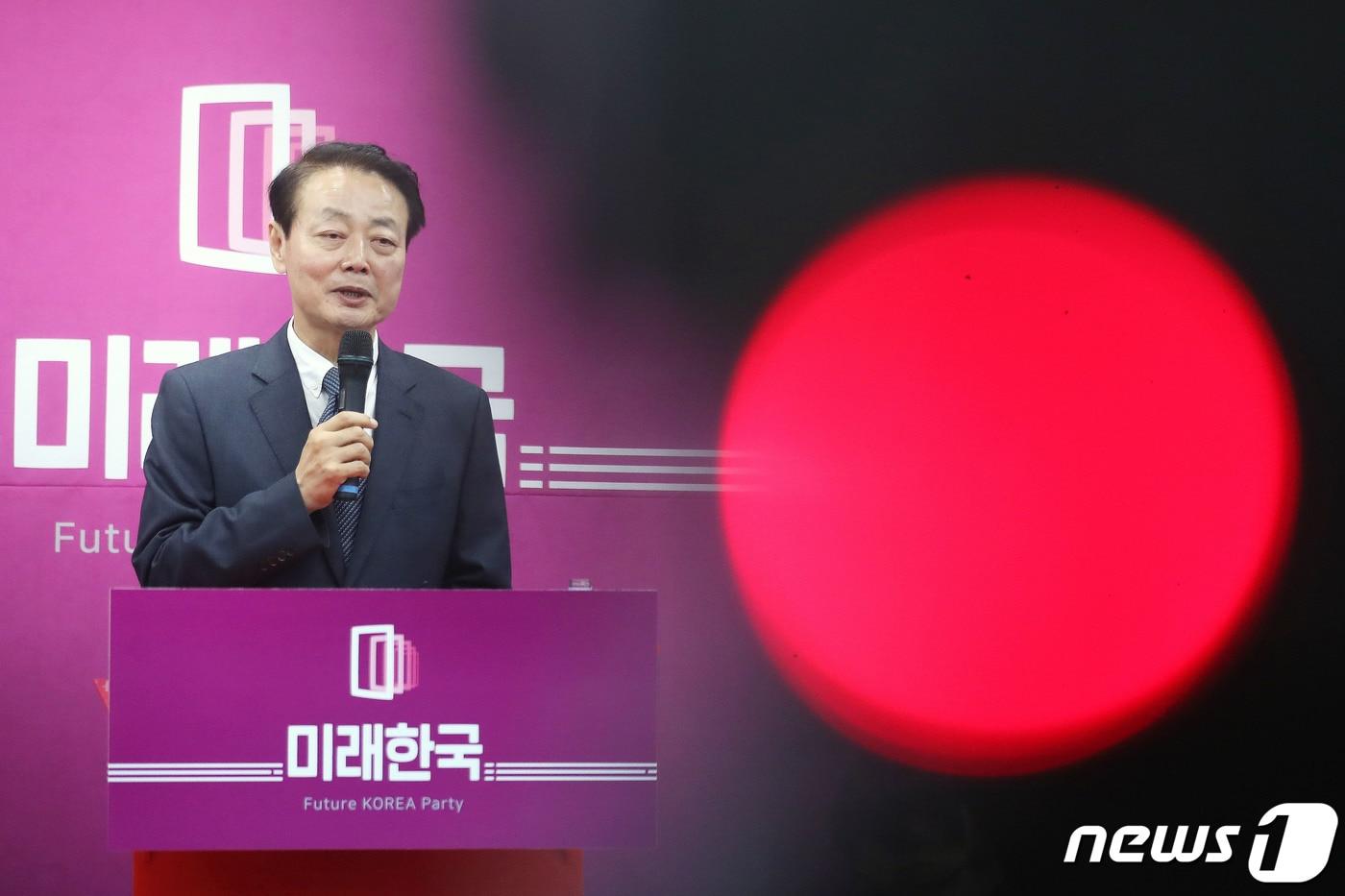 본문 이미지 - 한선교 미래한국당 대표가 19일 오후 서울 영등포구 당사에서 긴급 기자회견을 갖고 사퇴의 뜻을 밝히고 있다. 2020.03.19/뉴스1 ⓒ News1 임세영 기자