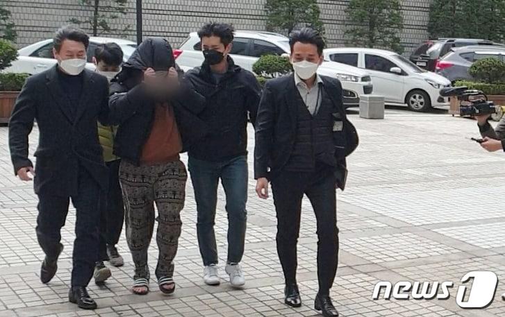 본문 이미지 - 텔레그램에서 미성년자를 성적으로 착취하는 내용의 영상물을 공유하는 ‘n번방’ 사건의 핵심 피의자인 일명 ‘박사’로 지목되는 20대 남성 조모씨가 19일 서울 서초구 서울중앙지법에서 구속 전 피의자심문에 출석하고 있다.2020.3.19/뉴스1 ⓒ News1 이비슬 기자