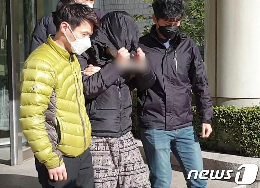 본문 이미지 - 텔레그램에서 미성년자를 성적으로 착취하는 내용의 영상물을 공유하는 ‘n번방’ 사건의 핵심 피의자인 일명 ‘박사’로 지목되는 20대 남성 조모씨가 19일 서울 서초구 서울중앙지법에서 구속 전 피의자심문을 마치고 법원을 나서고 있다.2020.3.19/뉴스1 ⓒ News1 이비슬 기자