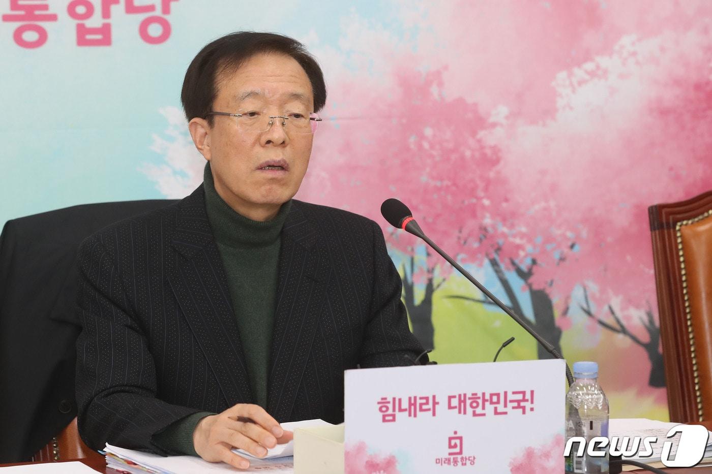 본문 이미지 - 이석연 미래통합당 공천관리위원회 위원장 권한대행이 19일 오후 서울 여의도 국회에서 열린 공천관리위원회 회의 결과를 브리핑 하고 있다. 2020.3.19/뉴스1 ⓒ News1 임세영 기자