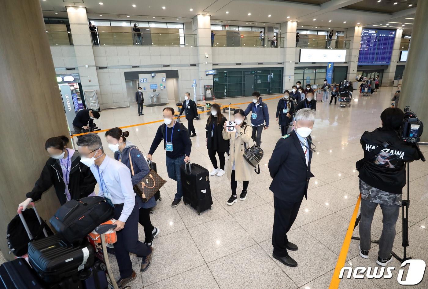 신종 코로나바이러스 감염증(코로나19)이 확산 중인 이란에 체류한 교민과 외국 국적의 가족이 19일 인천국제공항을 통해 귀국하고 있다. 외교부는 탑승객 중 한국 국적은 74명, 외국 국적의 재외동포 및 가족이 6명이라고 밝혔다. 2020.3.19/뉴스1 ⓒ News1 황기선 기자