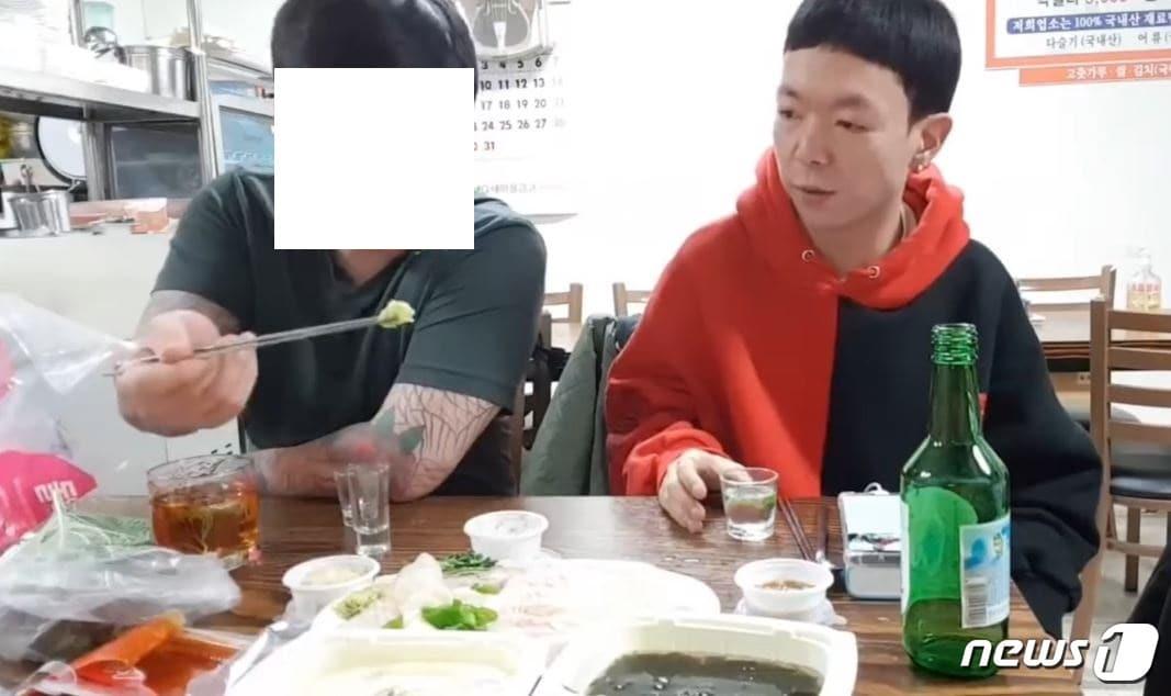 본문 이미지 - 유튜버 김재석씨가 올린 '실시간 중학교 친구랑 한잔하자'라는 영상 캡쳐. 피의자 이씨(왼쪽)와 피해자 김재석씨(오른쪽). 영상 속 이씨가 젓가락으로 와사비를 잔뜩 집은 모습 ⓒ 뉴스1