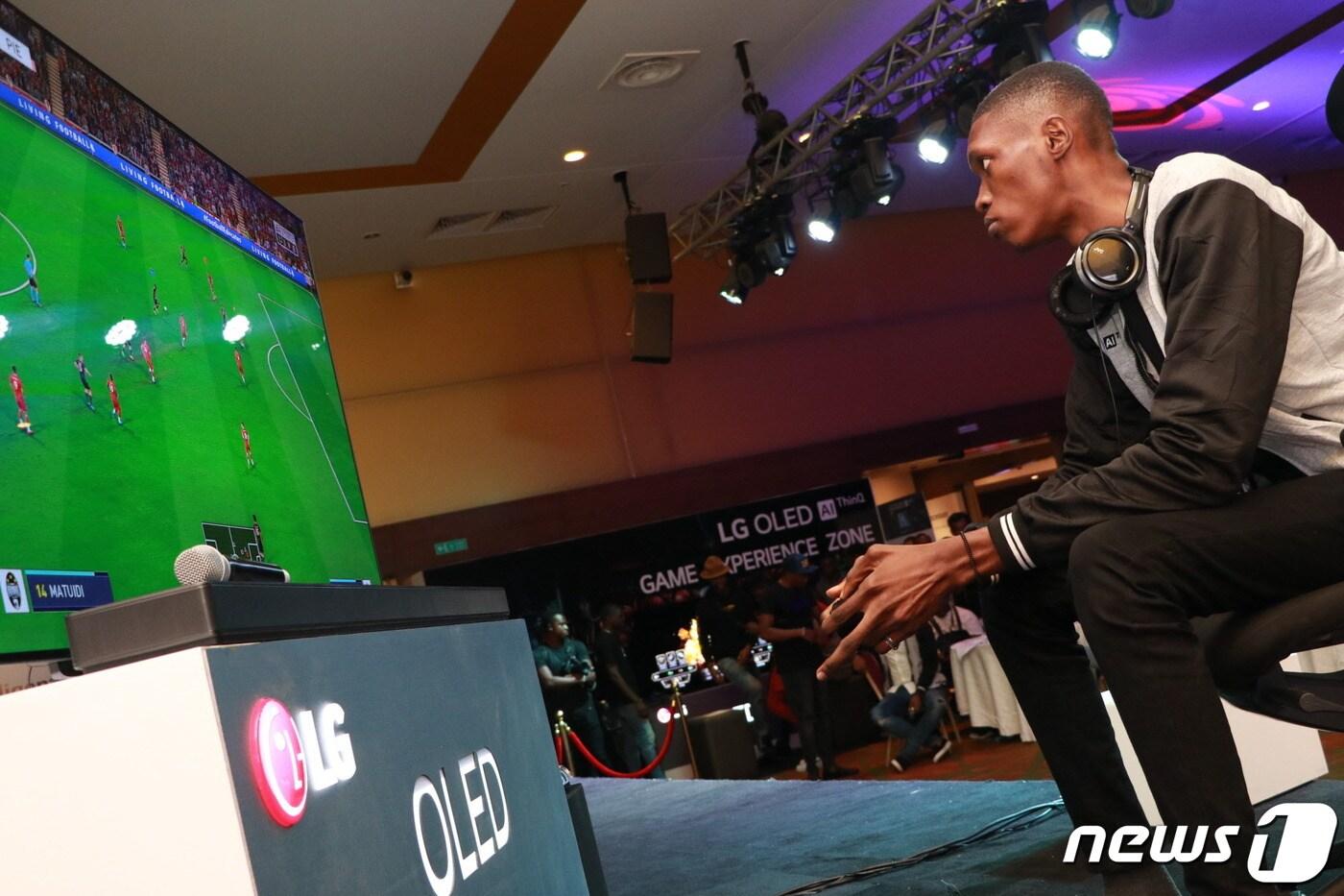 LG전자가 지난 주말 나이지리아 라고스 지역에서 LG 올레드 TV 게이밍 챌린지를 열었다. 대회 참가자들이 LG 올레드 TV를 활용해 게임을 즐기고 있다.(LG전자 제공)2020.03.02/뉴스1 ⓒ 뉴스1