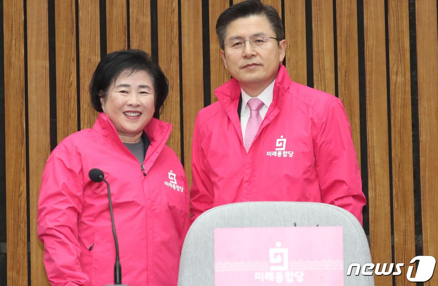 본문 이미지 - 황교안 미래통합당 대표가 지난 2일 서울 여의도 국회에서 열린 입당 환영식에서 신용현 의원에게 당점퍼를 전달하고 있다. 2020.3.2/뉴스1 ⓒ News1 김명섭 기자