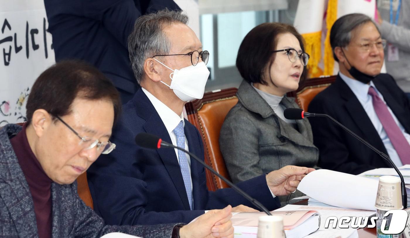 본문 이미지 - 김형오 미래통합당 공천관리위원회 위원장과 위원들이 2일 오전 서울 여의도 국회에서 대구·경북(TK) 지역에 대한 공천 면접을 진행하고 있다.2020.3.2/뉴스1 ⓒ News1 김명섭 기자