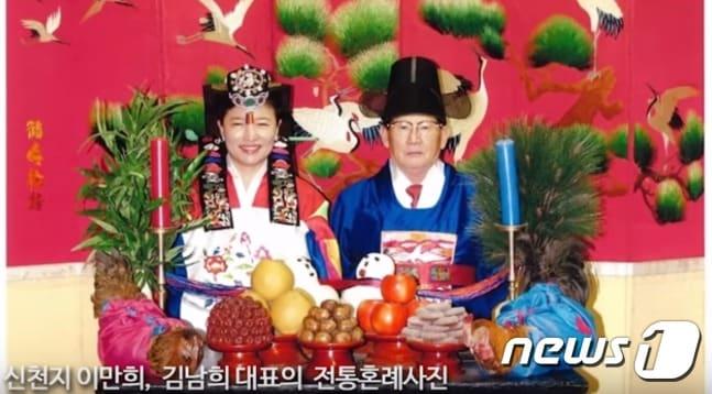 본문 이미지 - 신천지 이만희 총회장과 한 때 2인자로 알려졌던 김남희씨. 김씨가 탈퇴한 뒤 김씨 명의로 된 재산을 놓고 소송전과 압류전이 펼쳐지고 있는 것으로 전해졌다. ⓒ 뉴스1