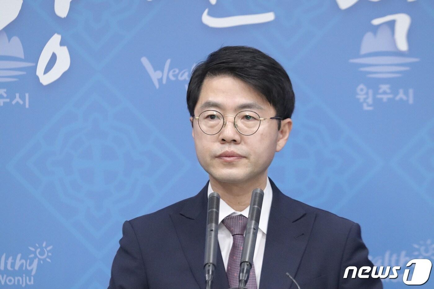 본문 이미지 - 2일 권성중 원주갑 예비후보가 원주시청 브리핑룸에서 무소속 출마 선언 기자회견을 하고 있다(권성중 예비후보 측 제공). 2020.3.2 /뉴스1 ⓒ News1