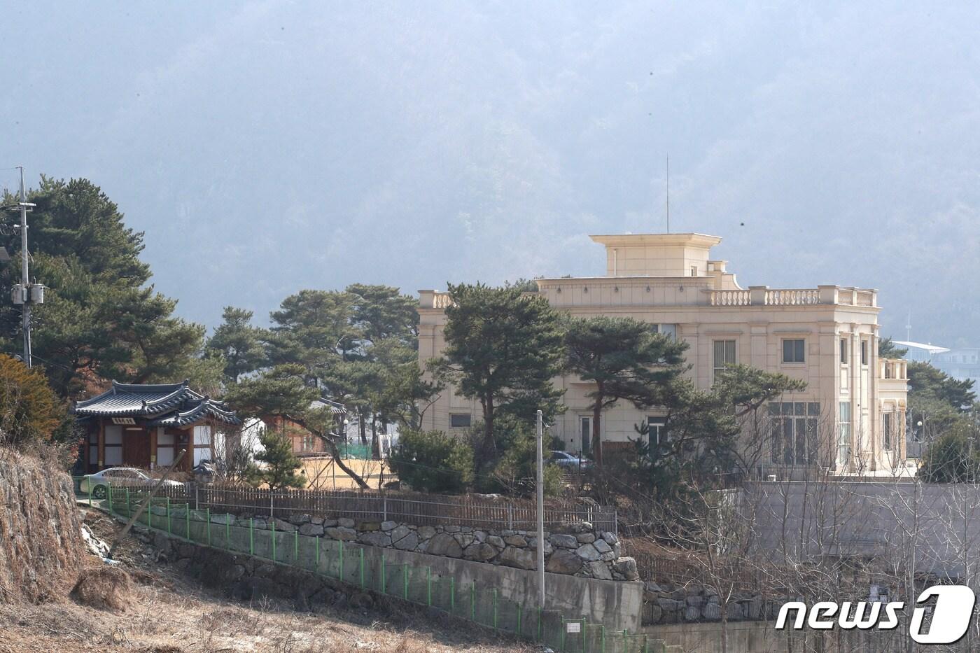 이만희 신천지예수교 증거장막성전(이하 신천지) 총회장의 코로나바이러스 감염증(코로나19) 사태 관련 기자회견이 예정된 2일 오후 경기 가평 경기 가평 신천지 평화의 궁전에 적막감이 흐르고 있다. 신천지 신도 사이에서 코로나19 확진자가 급증한 뒤, 이 총회장이 공식석상에서 입장을 밝히는 것은 처음이다.2020.3.2 ⓒ News1 이광호 기자