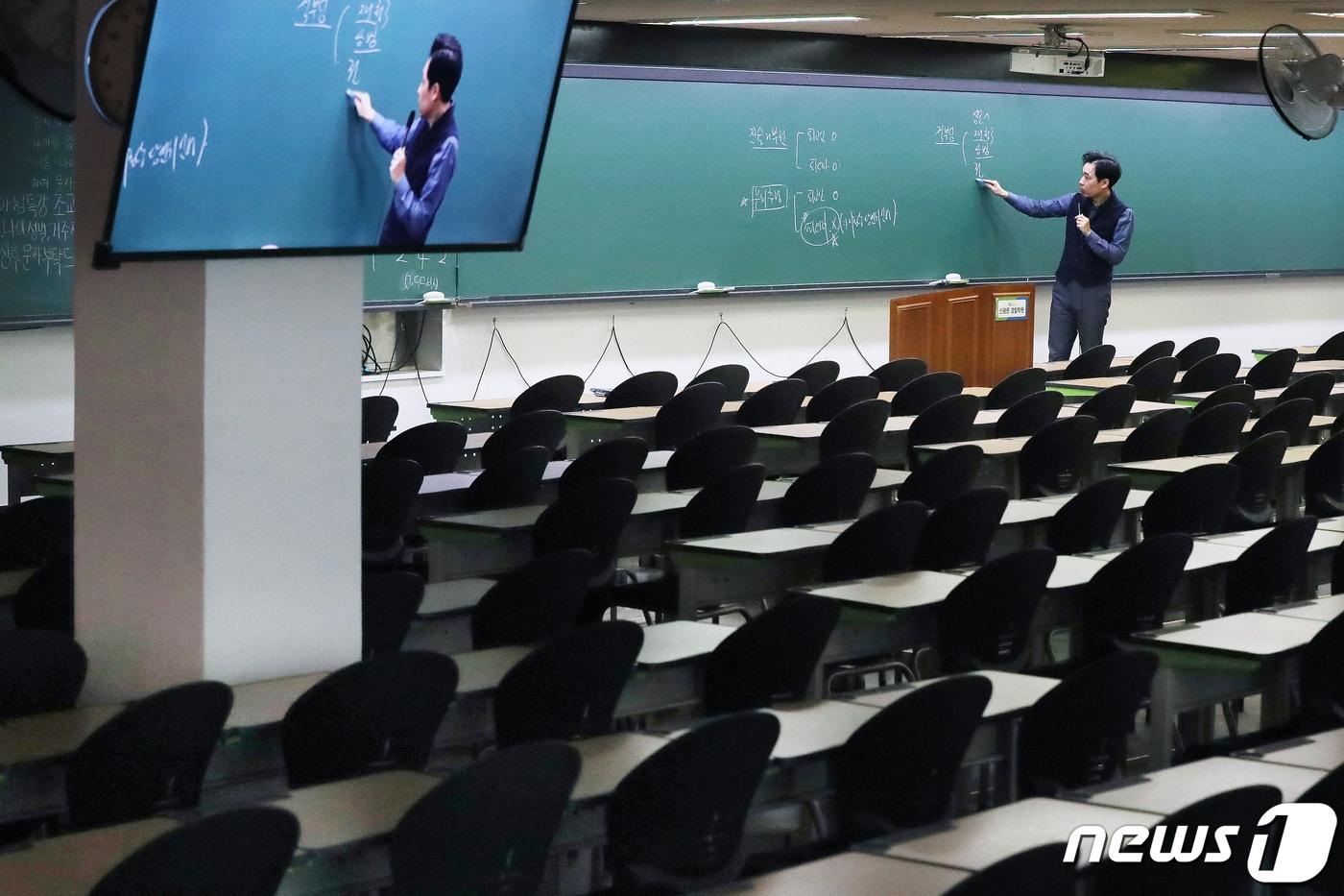 본문 이미지 - 신종 코로나바이러스 감염증(코로나19)의 학교 유입 차단에 안간힘을 쓰는 충북의 대학들이 원격수업과 같은 비대면 수업을 속속 결정하고 있다. 지난 4일까지 도내 7개 대학이 비대면 수업을 확정했다. 사진은 기사와 관련 없음.(뉴스1 DB)2020.3.5/뉴스1