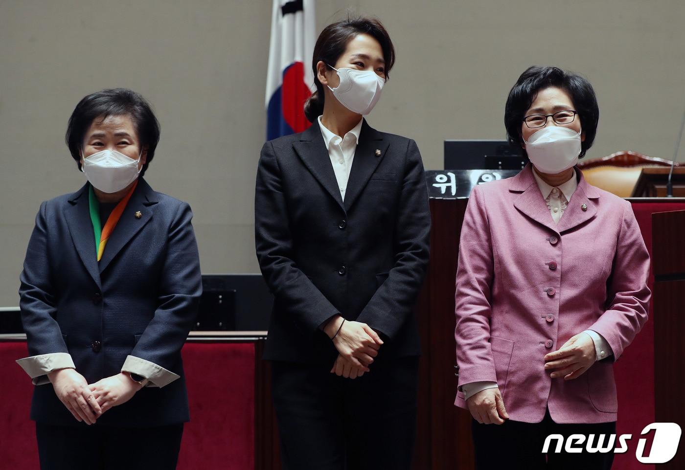 본문 이미지 - 미래통합당에 입당한 김삼화(오른쪽부터), 김수민, 신용현 의원이 2일 오후 서울 여의도 국회에서 열린 의원총회에서 입당 인사를 하고 있다. 2020.3.2/뉴스1 ⓒ News1 박세연 기자