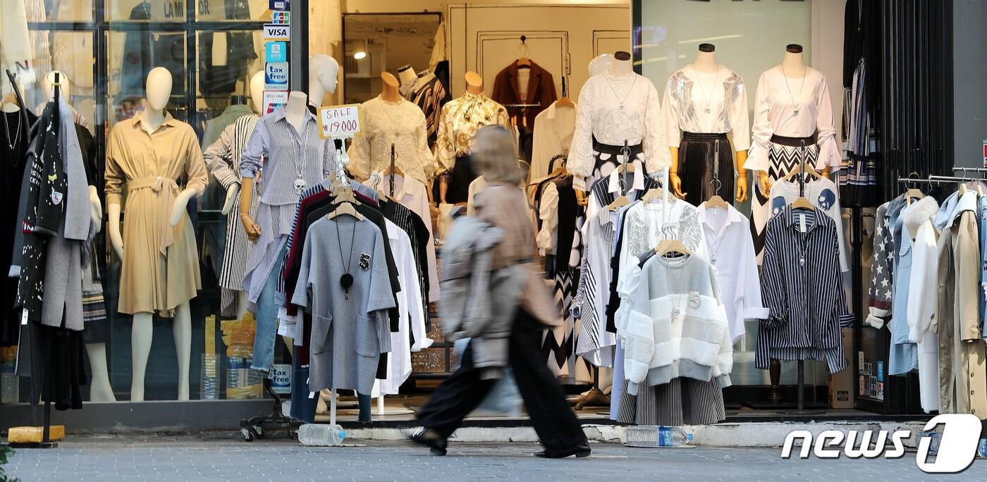 서울 명동의 한 의류매장의 봄옷을 갈아입은 마네킹 앞으로 한 시민이 지나가고 있다. ⓒ News1 박지혜 기자
