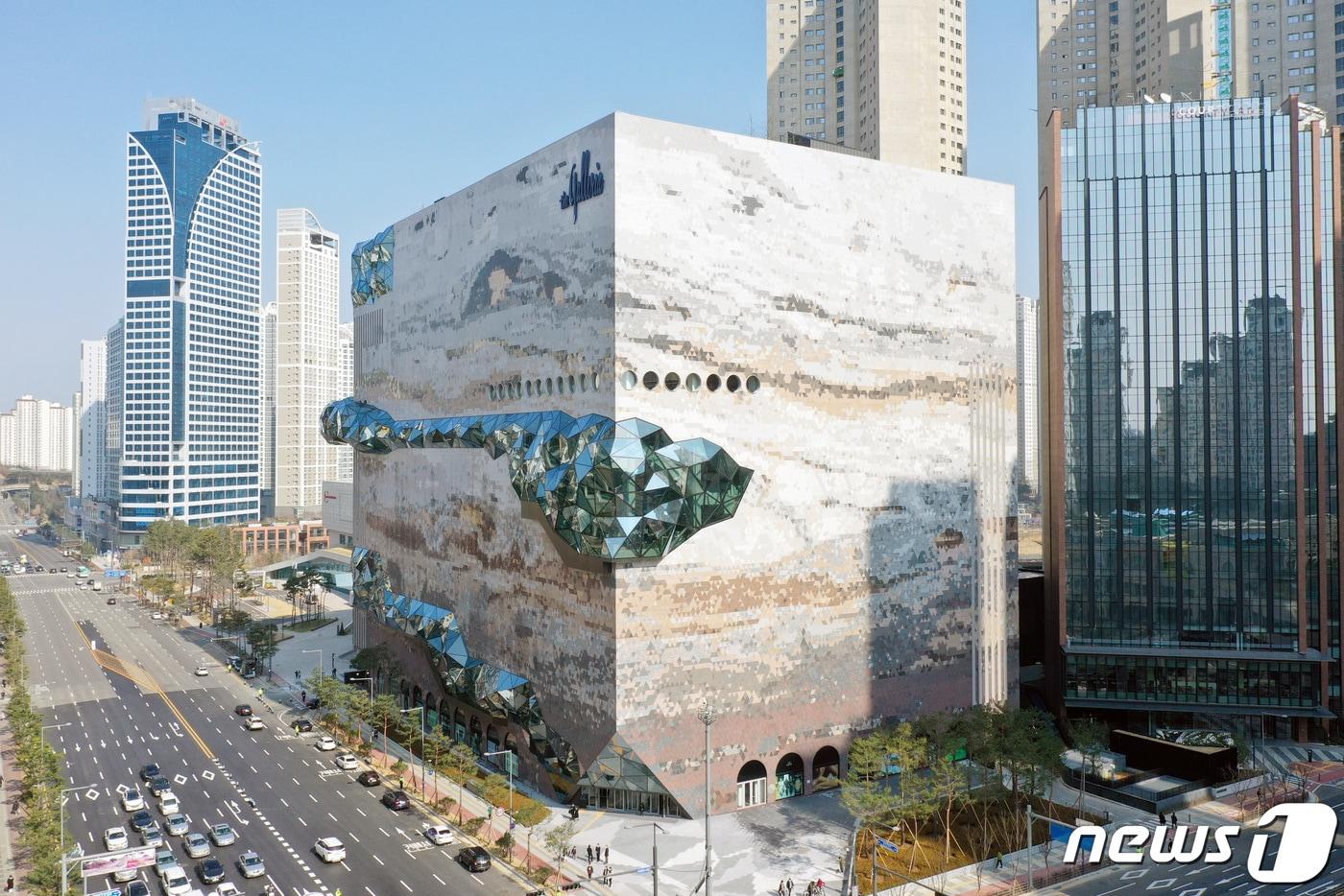 2일 오후 새롭게 문을 연 경기도 수원시 영통구 갤러리아백화점 광교점의 모습. 갤러리아 광교는 한화갤러리아가 운영하는 5개 점포 중 가장 큰 규모로 백화점에는 창문이 없다는 정형적인 형식을 깨고 유리 통로를 통해 전 층에 빛을 들여오는 구조로 설계됐다. 2020.3.2/뉴스1 ⓒ News1 조태형 기자