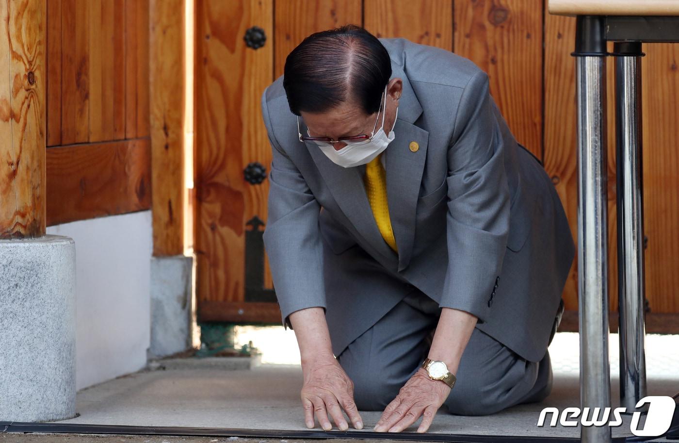 이만희 신천지예수교 증거장막성전(신천지) 총회장이 2일 오후 경기도 가평군 신천지 연수원 '평화의 궁전'에서 기자회견을 열고 큰 절을 하며 사죄를 하고 있다. 이 총회장이 손목에 찬 '박근혜 시계'가 눈길을 끈다. 2020.3.2/뉴스1 ⓒ News1 허경 기자