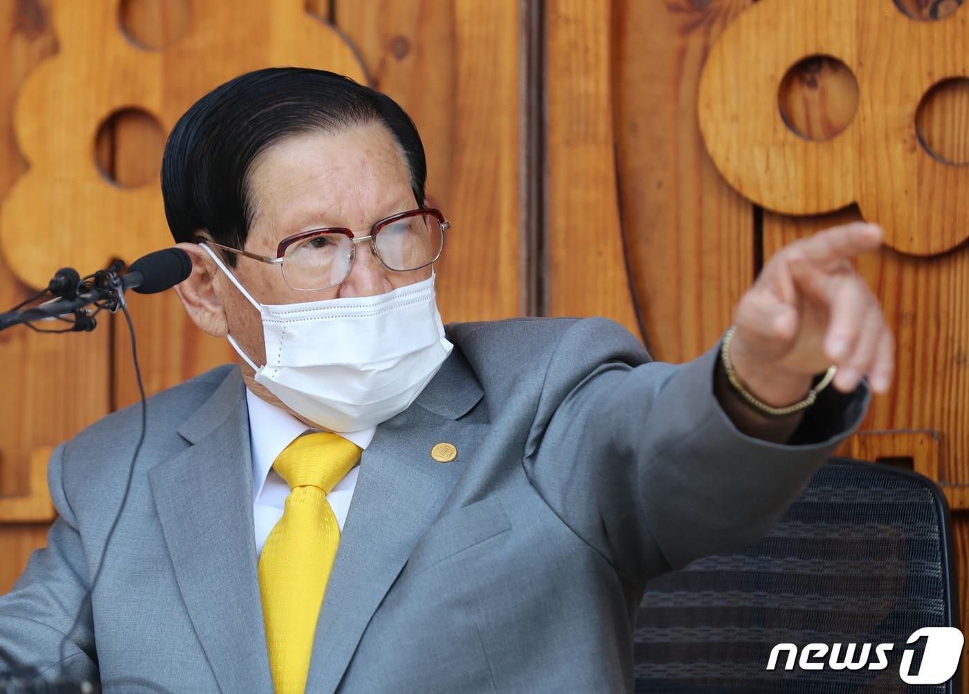 본문 이미지 - 이만희 신천지예수교 증거장막성전 총회장이 2일 오후 경기 가평군 신천지 평화의 궁전에서 열린 코로나바이러스 감염증(코로나19) 사태 관련 기자회견을 하고 있다. 2020.3.2/뉴스1 ⓒ News1 허경 기자