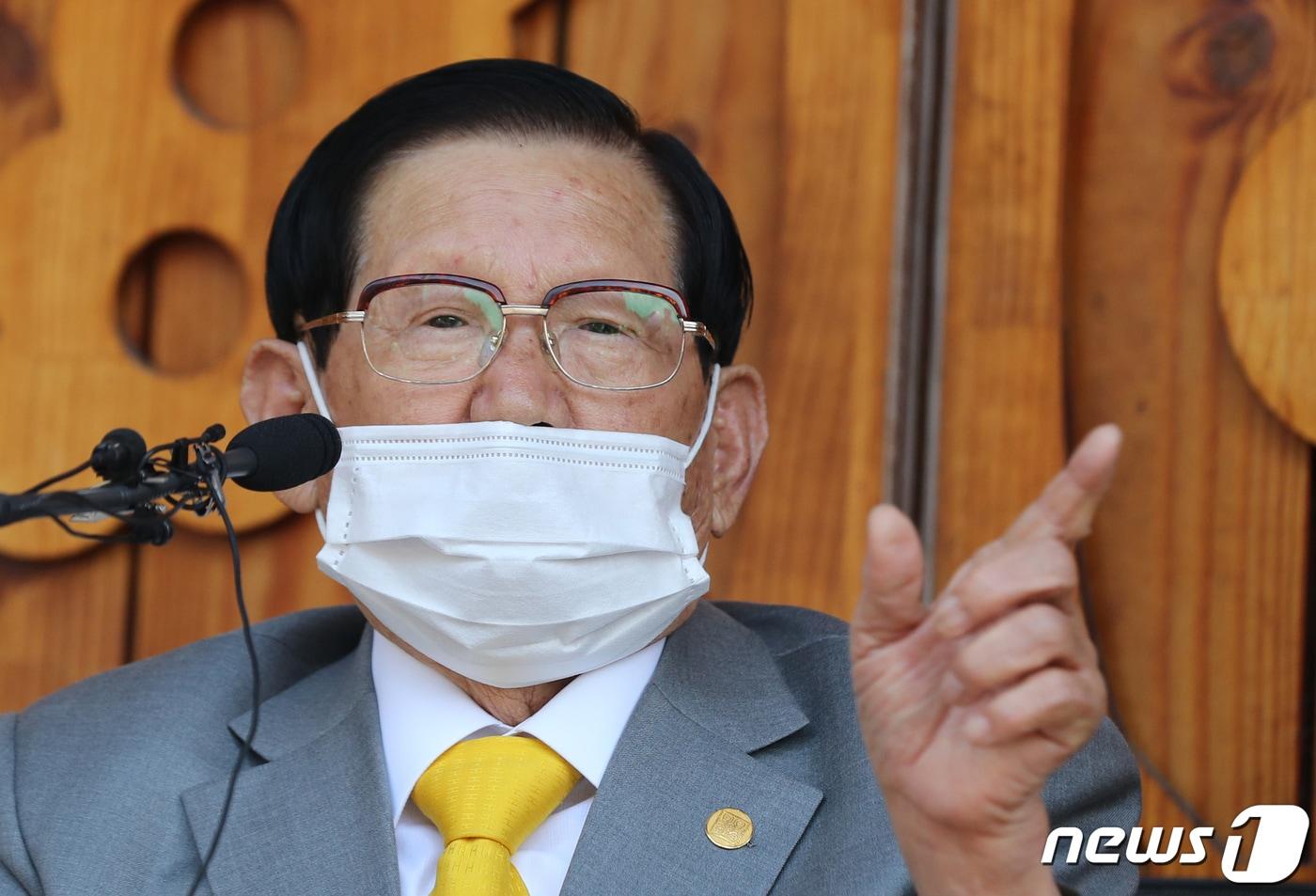 이만희 신천지예수교 증거장막성전 총회장이 2일 오후 경기 가평 신천지 평화의 궁전에서 열린 코로나바이러스 감염증(코로나19) 사태 관련 기자회견을 하고 있다. 2020.3.2/뉴스1 ⓒ News1 허경 기자