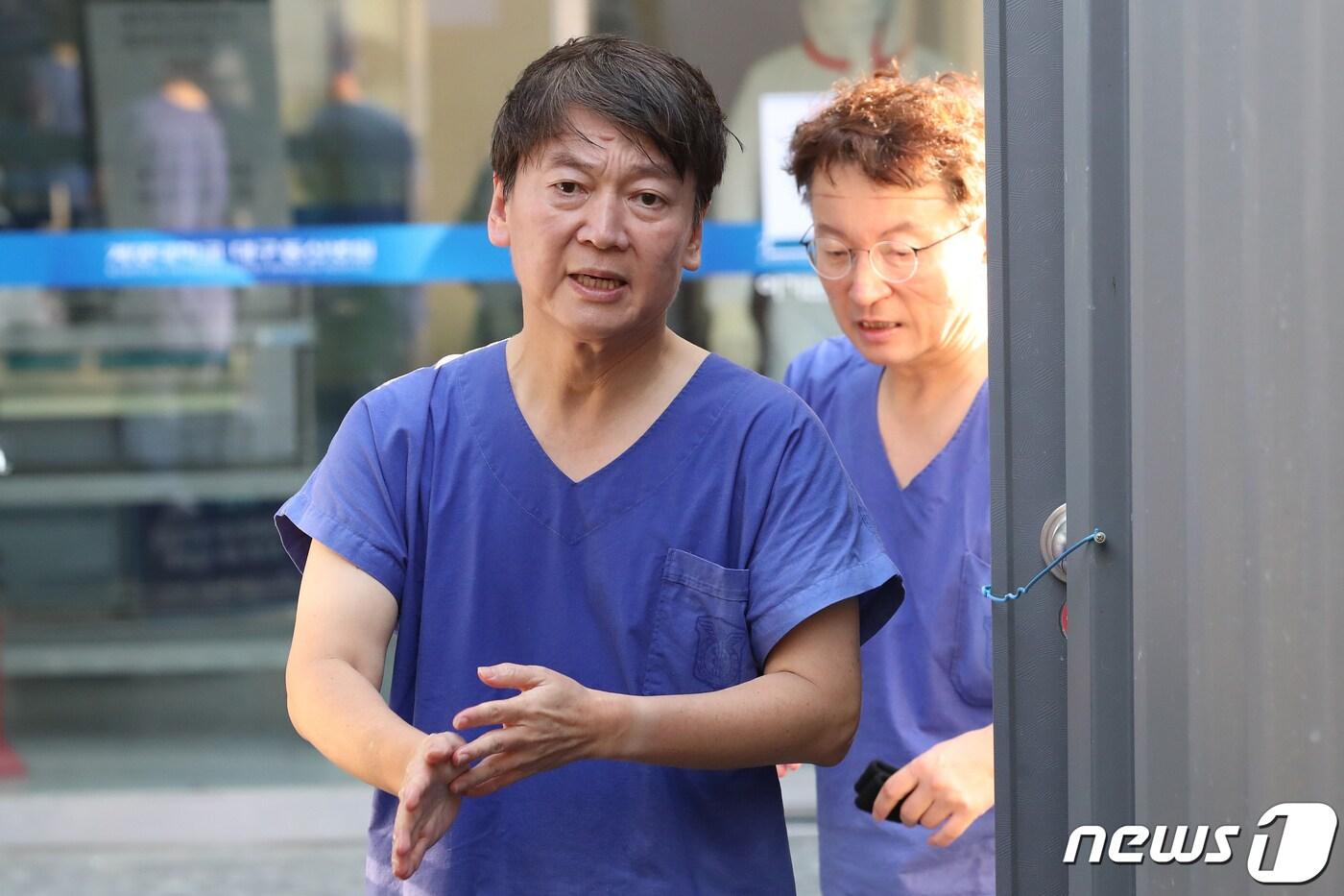 안철수 국민의당 대표가 2일 오후 신종 코로나바이러스 감염증(코로나19) 지역거점병원인 대구 중구 계명대 대구동산병원을 찾아 병동 내부에서 의료봉사를 마친 뒤 땀에 보호복과 장비를 모두 벗고 젖은 모습으로 걸어 나오고 있다. 2020.3.2/뉴스1 ⓒ News1 공정식 기자