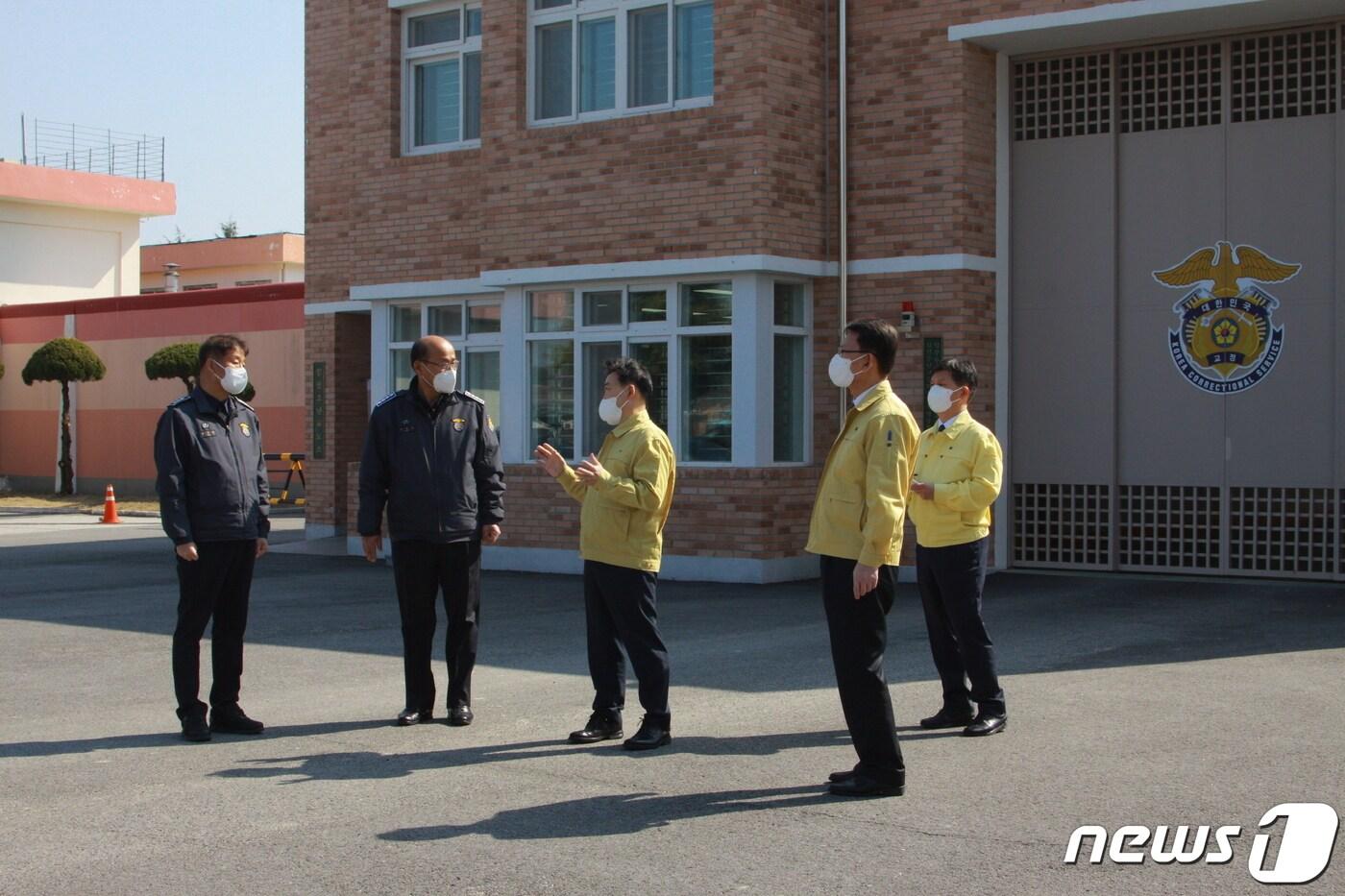 김오수 법무부 차관(가운데)이 2일 경북 김천시 김천소년교도소를 방문, 보안청사앞에서 관계자들에게 코로나19 확산 방지 당부를 하고 있다. (법무부 제공) 2020.3.2/뉴스1