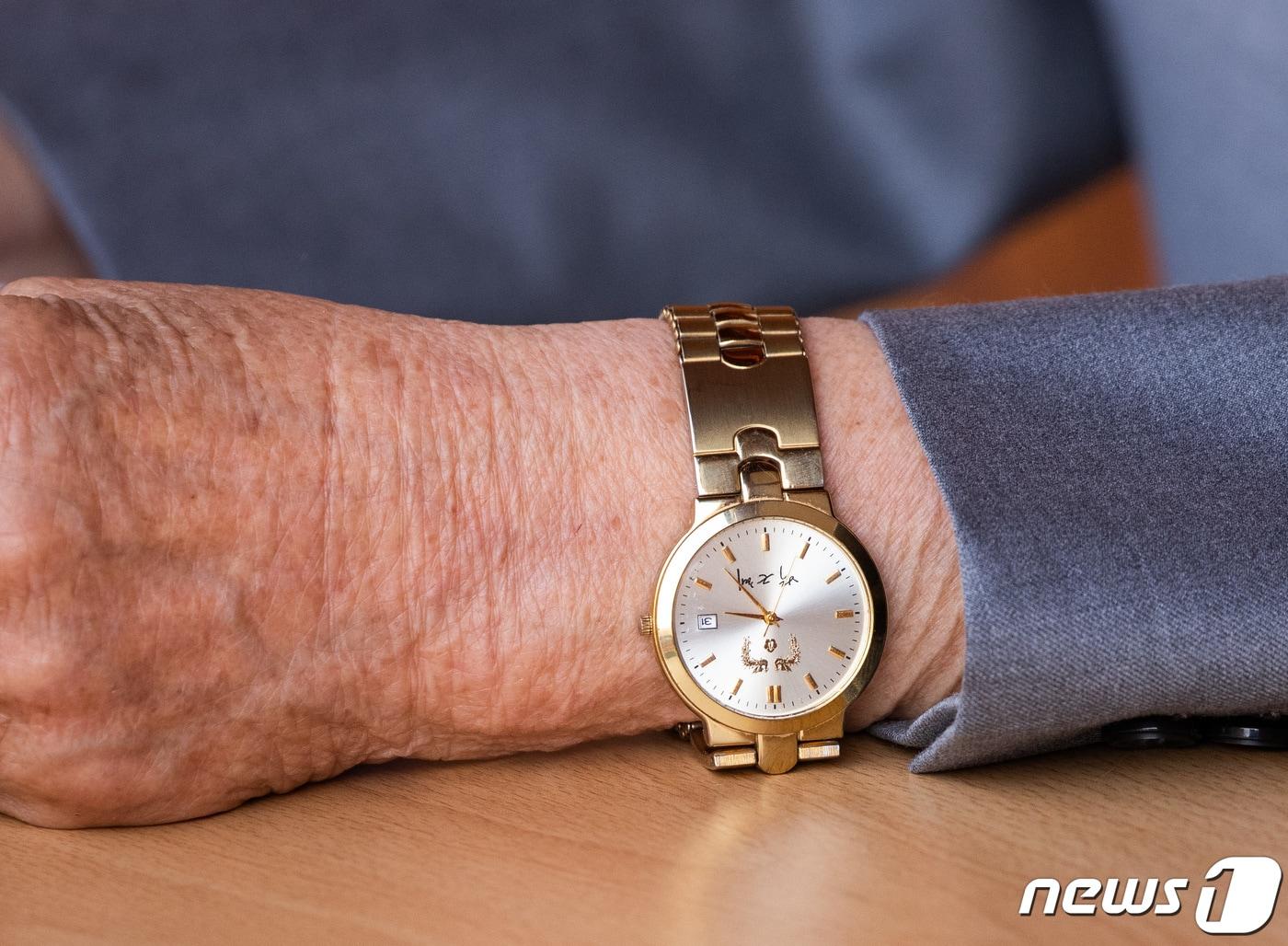 본문 이미지 - 이만희 신천지예수교 증거장막성전 총회장이 2일 오후 경기 가평 신천지 평화의 궁전에서 열린 코로나바이러스 감염증(코로나19) 사태 관련 기자회견을 하고 있다. 이 총회장이 손목에 찬 '박근혜 시계'가 눈길을 끈다. 2020.3.2/뉴스1 ⓒ News1 허경 기자