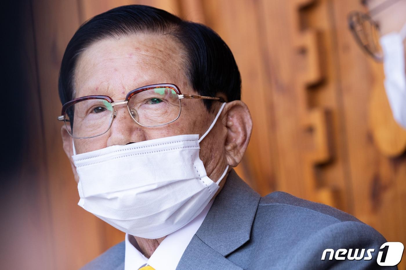 이만희 신천지예수교 증거장막성전 총회장이 2일 오후 경기 가평 신천지 평화의 궁전에서 열린 코로나바이러스 감염증(코로나19) 사태 관련 기자회견을 하고 있다. 2020.3.2/뉴스1 ⓒ News1 허경 기자