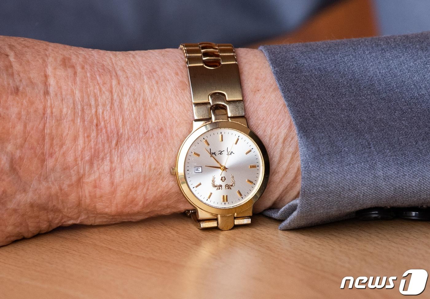 이만희 신천지예수교 증거장막성전 총회장이 2일 오후 경기 가평 신천지 평화의 궁전에서 열린 코로나바이러스 감염증(코로나19) 사태 관련 기자회견을 하던 중 박근혜 전 대통령 시계를 착용하고 있는 모습이 보이고 있다. 2020.3.2/뉴스1 ⓒ News1 허경 기자